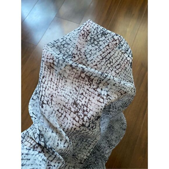 Vince Camuto XS grey and white sleeveless snakeskin blouse - Picture 5 of 10